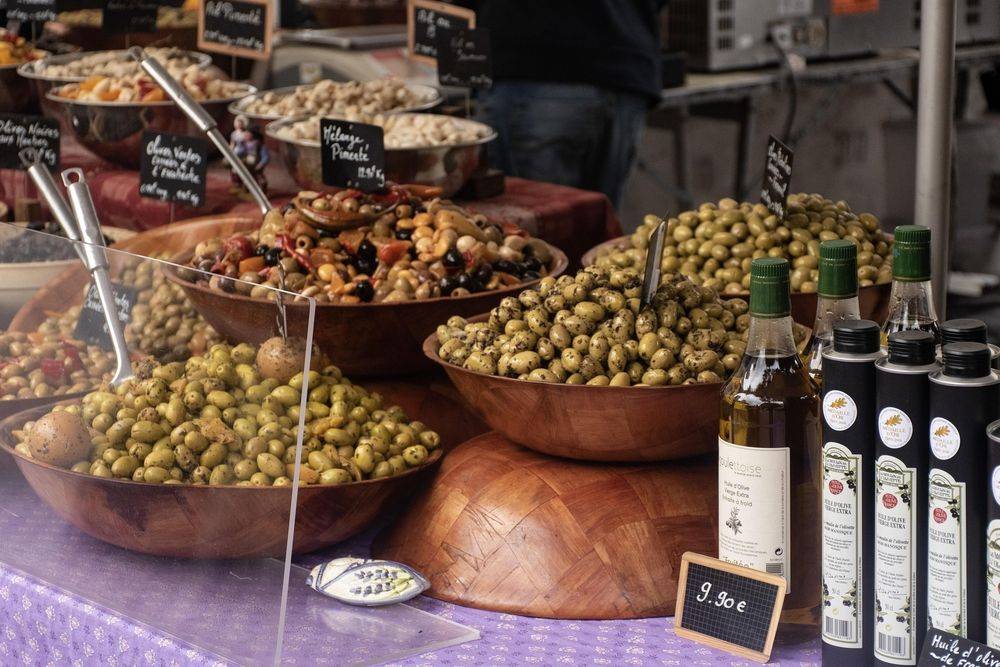 Olives et huile d'olive, piliers du terroir.