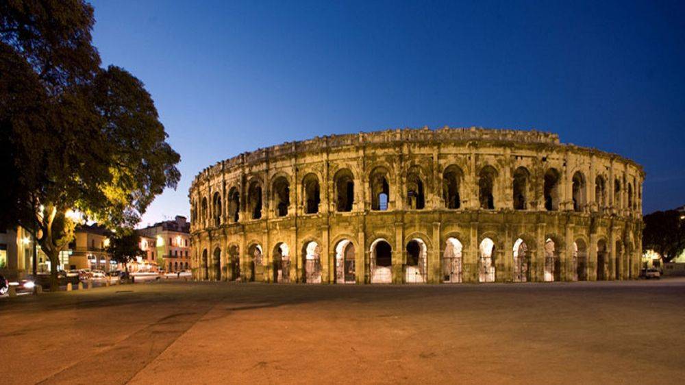 Les Arènes, toujours en activité.